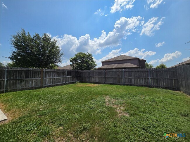 Building Photo - 697 Creekside Cir