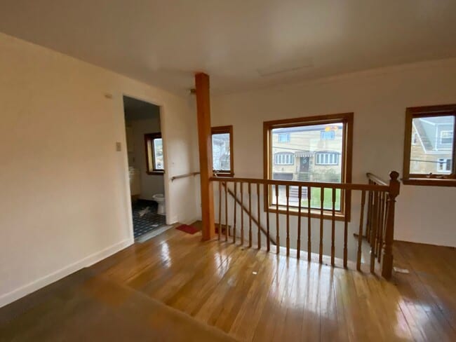 Building Photo - Loft Style Single Family Home - HUGE Yard