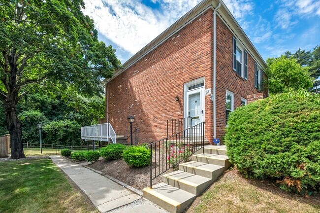 Building Photo - 25 Yorktown Dr