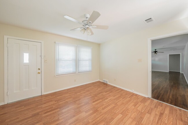 Building Photo - 3-Bedroom in Westworth Village!