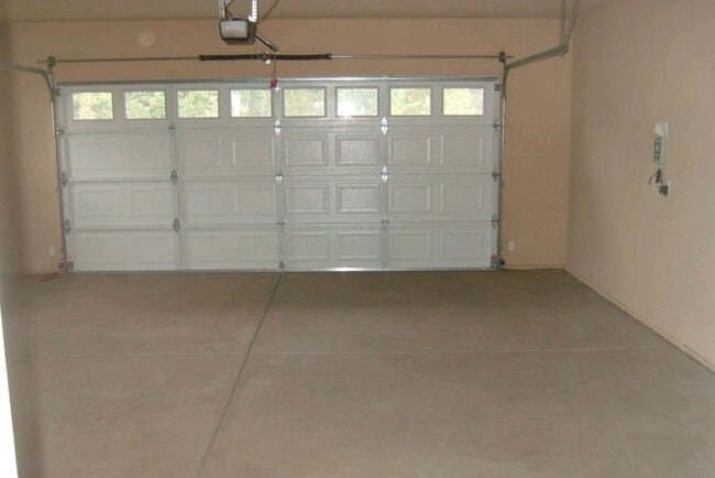 Building Photo - One Time-Lease-Up Adorable Craftmans Style...