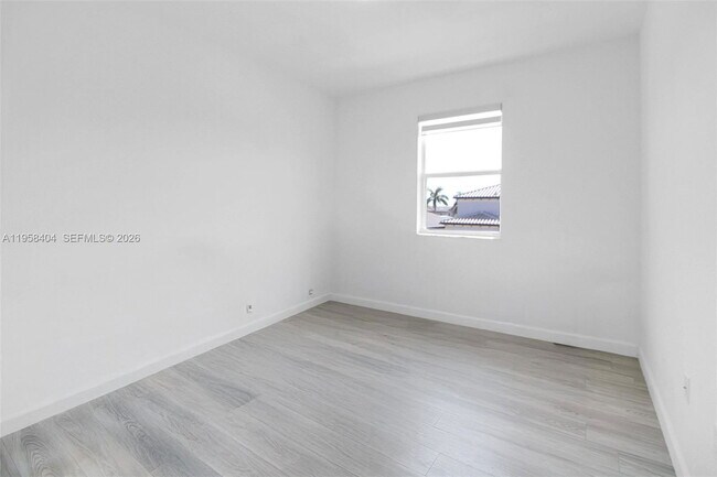 Building Photo - 879 SE 26th Ter