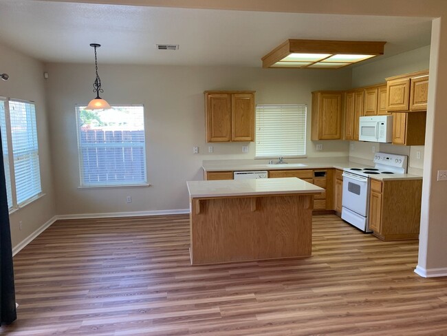Building Photo - Turlock 4 Bedroom 2 bathroom home Near Chr...