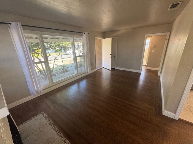 Building Photo - 2 bedroom | 1 bathroom | Tahoe Park single...