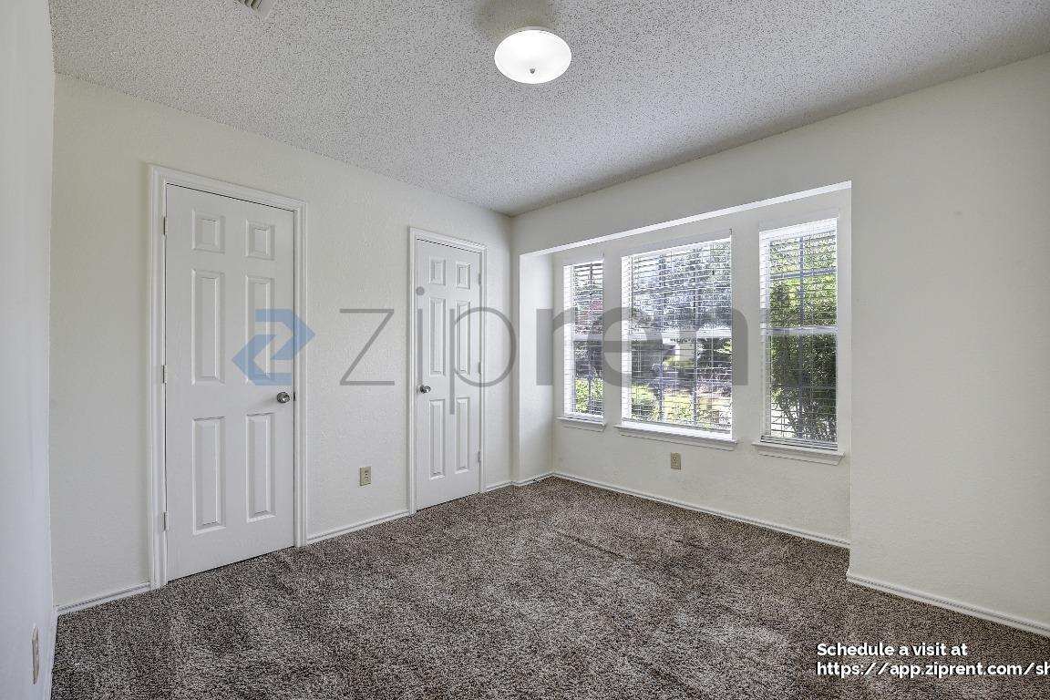 Building Photo - 1206 Hyde Park Dr