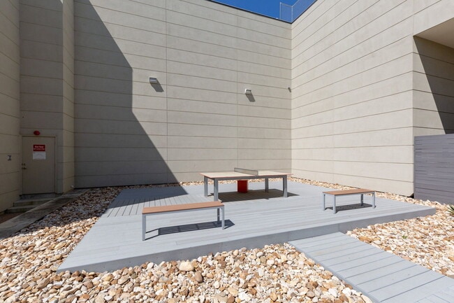 Building Photo - 604 N Bluff Dr