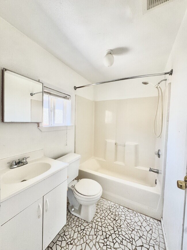 Building Photo - 2-bedroom, 2-bathroom Home Nestled in the ...