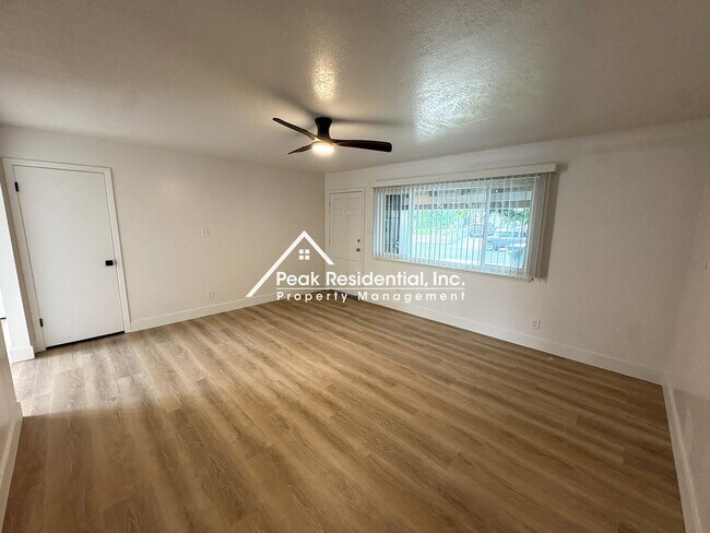 Building Photo - Updated 2bd/1ba Sacramento Duplex