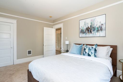 Building Photo - Bright 2 bedroom 1 bathroom Queen Anne Apartment with skyline views