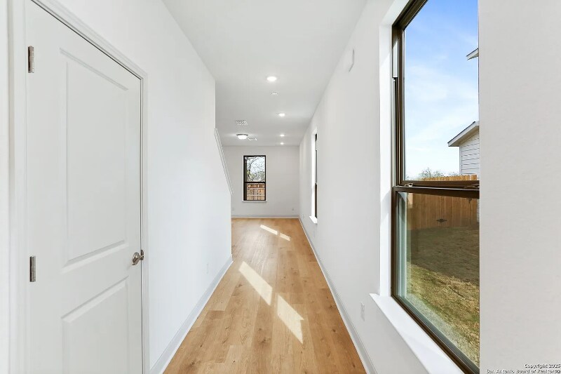 Building Photo - 401 W Commerce St