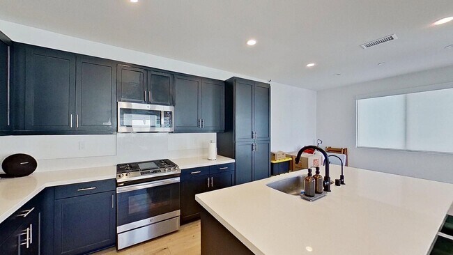 Building Photo - 574 S Motif St