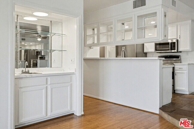 Building Photo - 521 Montana Ave