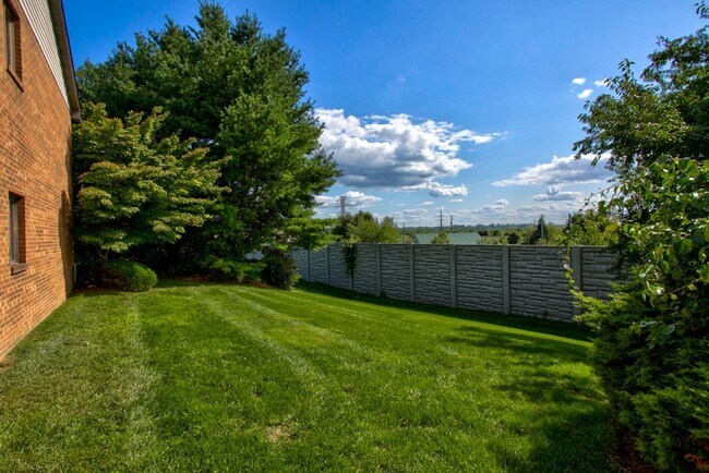 Building Photo - 103 Black Oak Dr