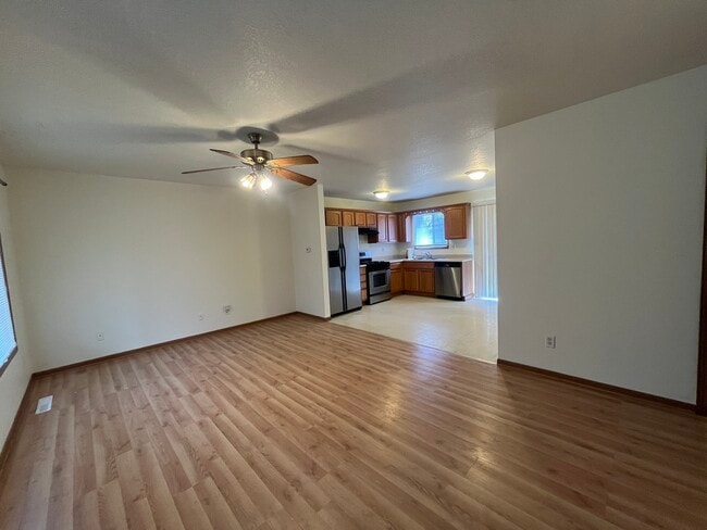 Building Photo - 300-302 W 2nd St