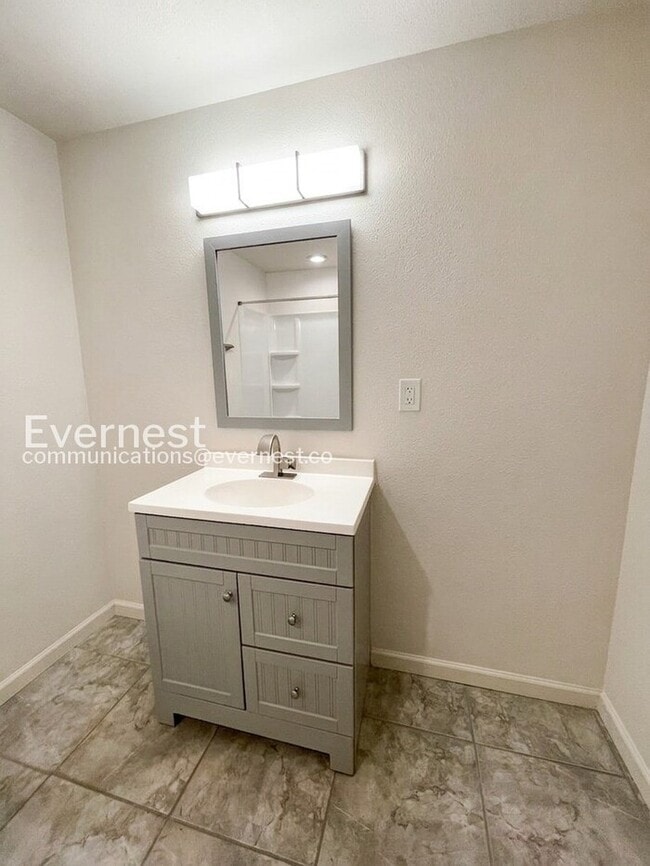 Building Photo - 4 Bed, 4 Bath Townhome with Fenced Yard & Garage / Available Soon!