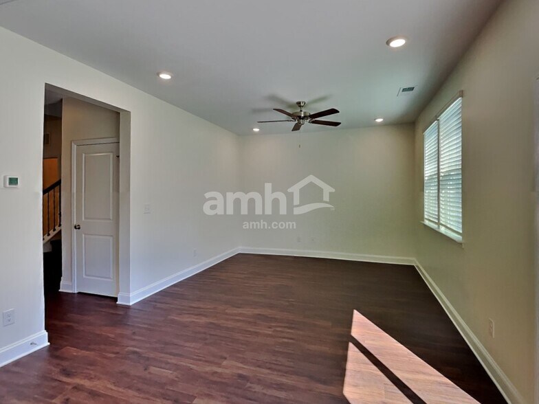 Building Photo - 564 Rivermist Dr