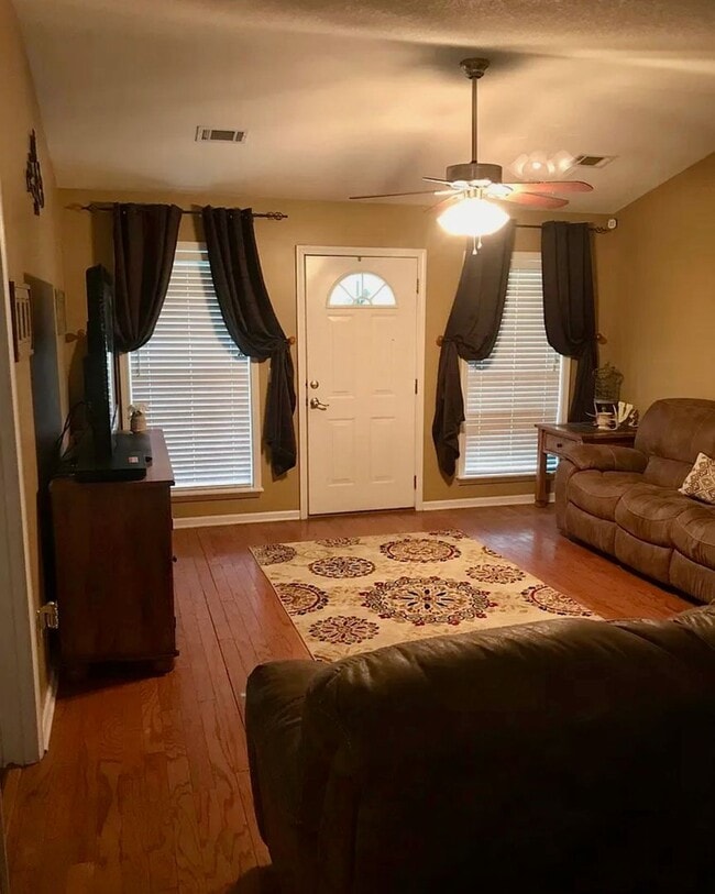 Building Photo - 3 Bed 2 Bath House