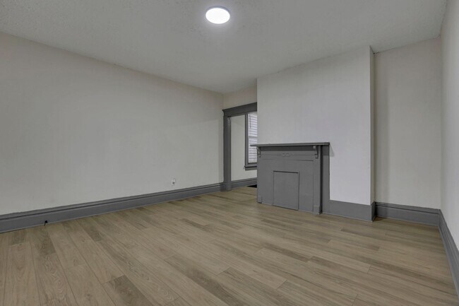 Building Photo - 112 S Cypress Ave