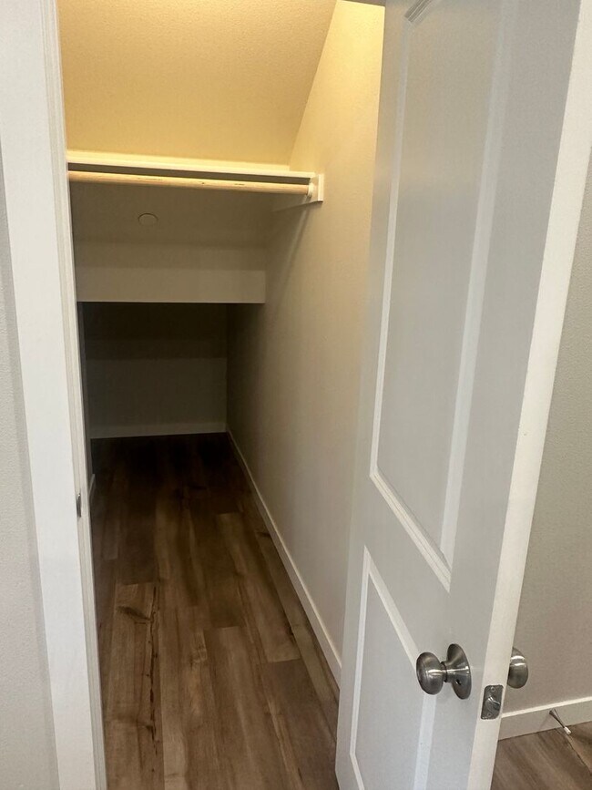 Building Photo - Newer low maintenance duplex in highly desired Camas area w/ great schools!