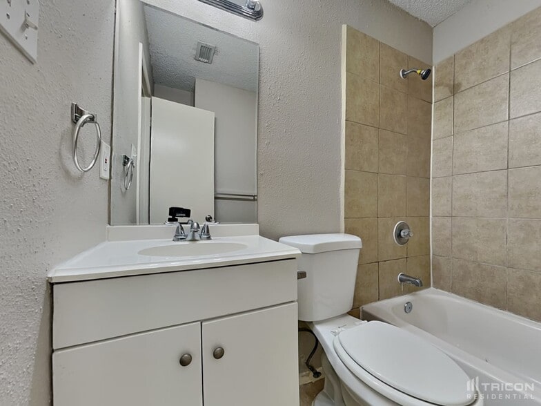 Building Photo - 17803 Glenmark Dr