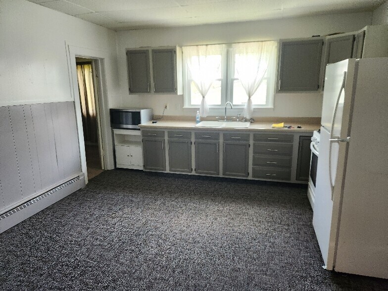 Building Photo - 600 NE 3rd St