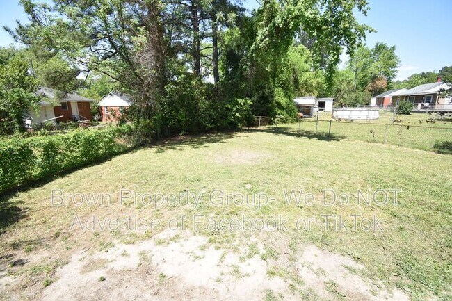 Building Photo - 486 McBain Dr