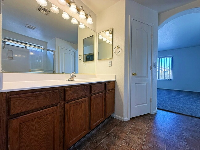 Building Photo - Spacious & Stylish in the Heart of Surprise!