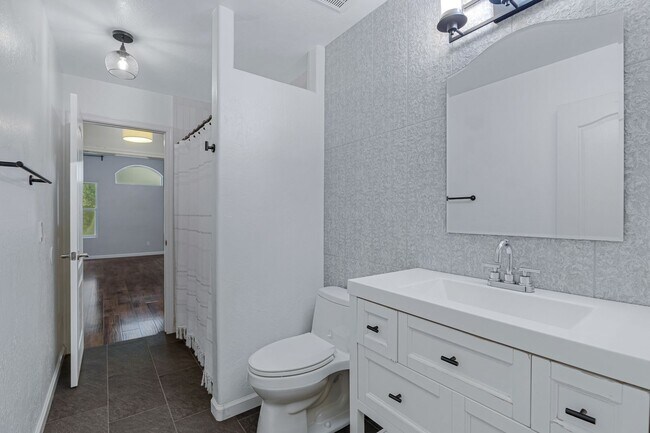 Building Photo - 4 Bedroom/2 Bathroom Remodeled home with S...
