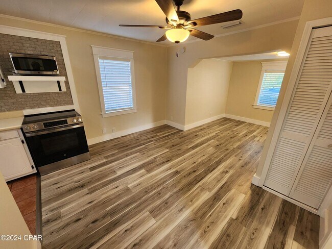 Building Photo - Tiny home vibe on a large private lot!!