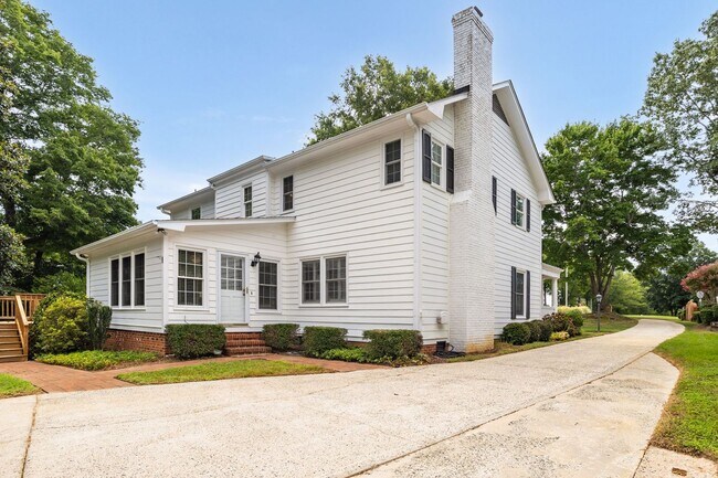 Building Photo - Classic Country Club Elegance