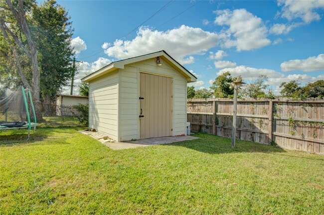 Building Photo - 806 Coolwood Dr