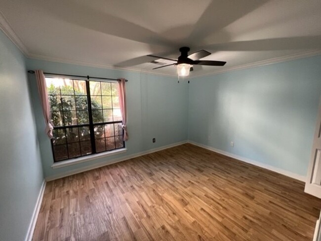 Building Photo - Great Location!! 2 Bedroom Condo