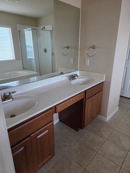 Primary bath double sinks - 18204 Kermit Ct