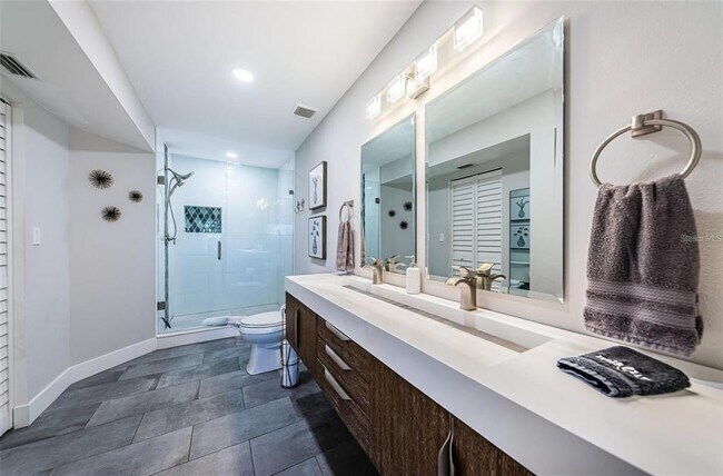 Building Photo - 6141 Bahia Del Mar Blvd S