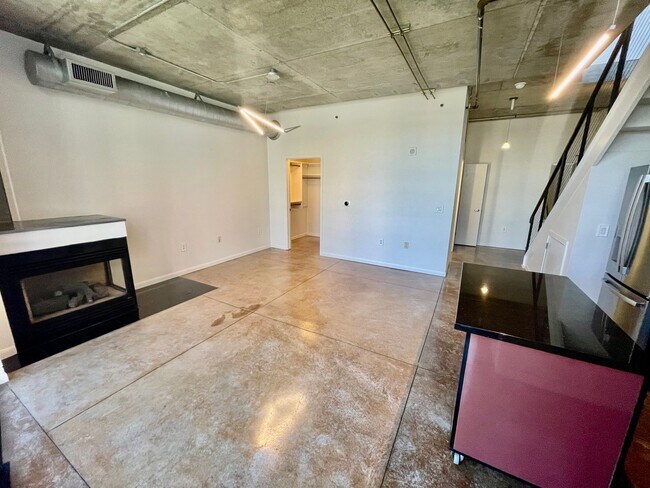 Building Photo - MOVE IN SPECIAL! Sleek and Sophisticated: ...