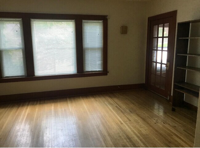 Building Photo - 521 E Plum St