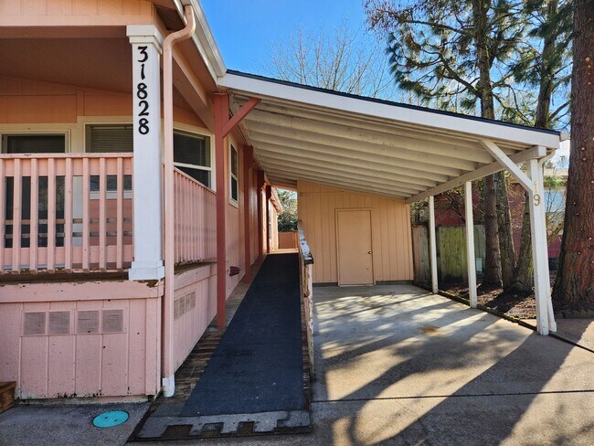 Building Photo - Newly Renovated Pet Friendly 3 Bed / 2 Bat...