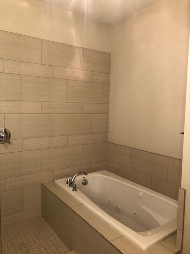 Building Photo - Stunning-Updated-Unfurnished Condo @ Hyde Park Place!