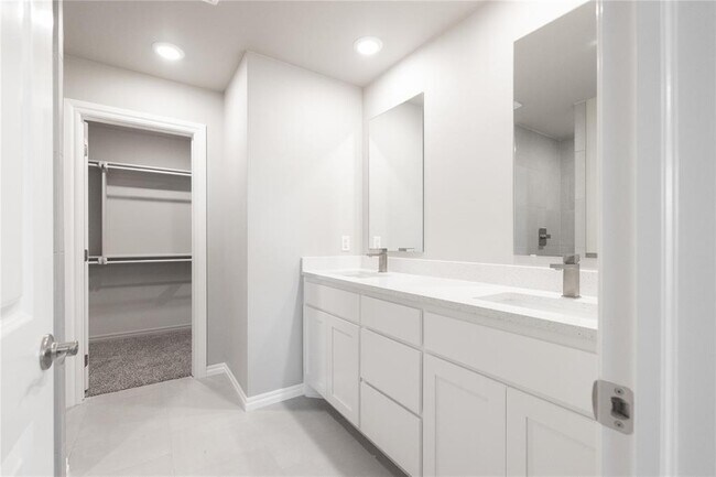 Building Photo - 1013 SE 30th St