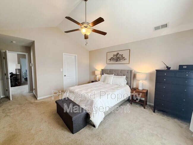 Building Photo - 246 Stockbridge Dr