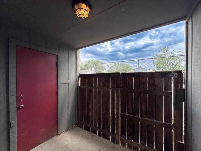 Building Photo - 3843