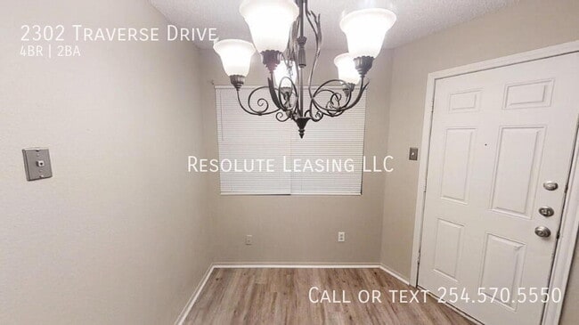 Building Photo - 2302 Traverse Dr