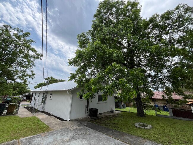 Building Photo - 1904 E 10th St