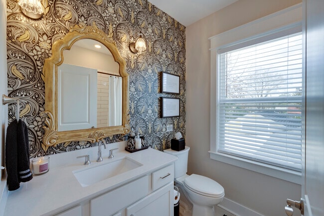 Building Photo - 615 E 33rd St