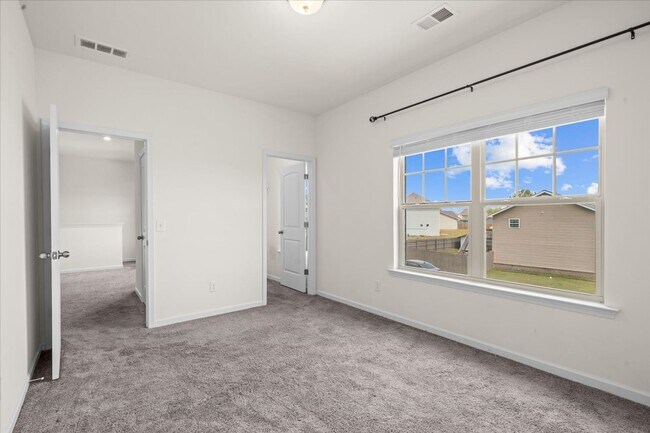 Building Photo - 1407 Red Hill Dr