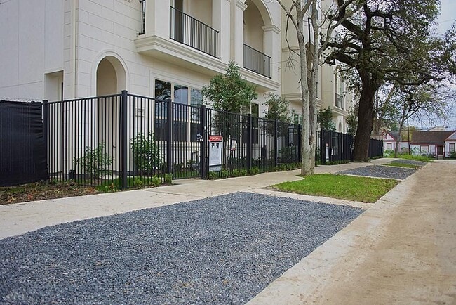 Building Photo - 4009 Lillian St