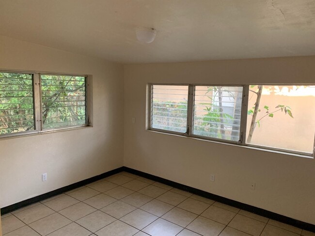 Building Photo - 615 18th St