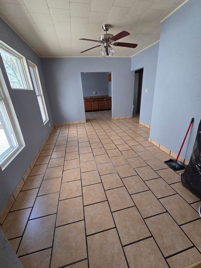 Building Photo - 1048 E 4th St