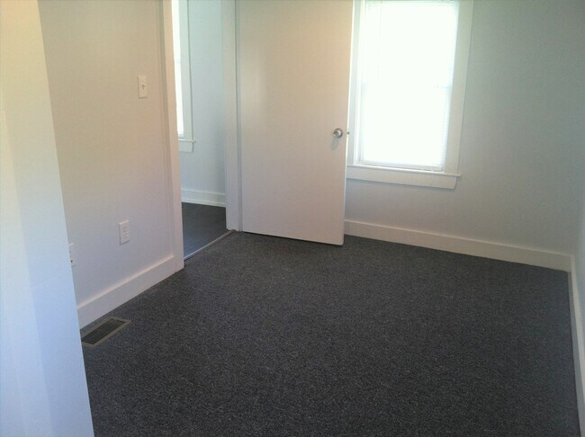 Building Photo - 158 Main St