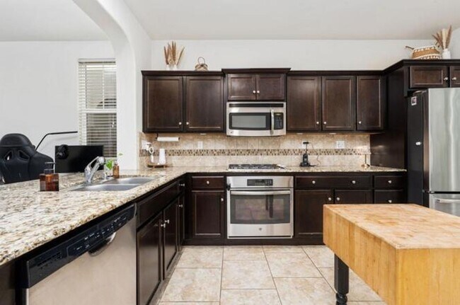 Building Photo - $2,295 Barstow & De Wolf, 3 Bedroom House ...